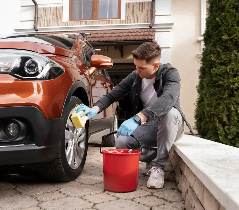 Lavage auto à domicile Trèbes : professionnel intervenant sur un véhicule